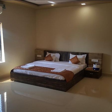 Hotel Shehnai Garden Khurai Ngoại thất bức ảnh